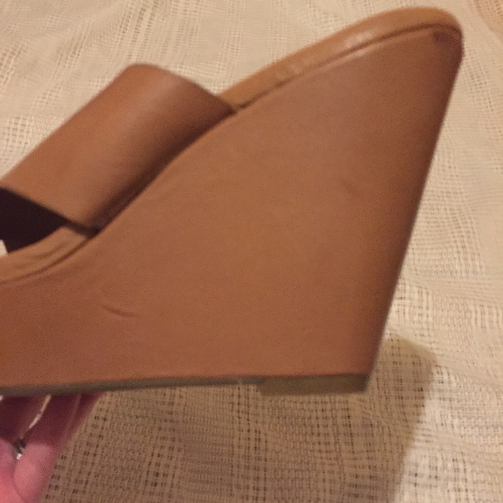 Isaac Mizrahi Leather Wedges - Picture 6 of 8